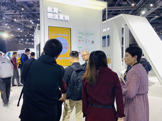 校管家CGO彭浩凯在给客户讲解校管家