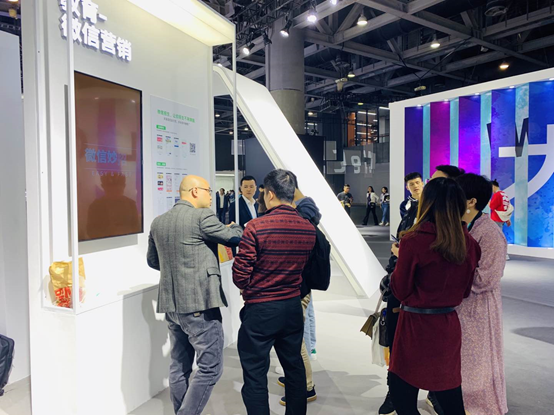 校管家CGO彭浩凯在给客户讲解