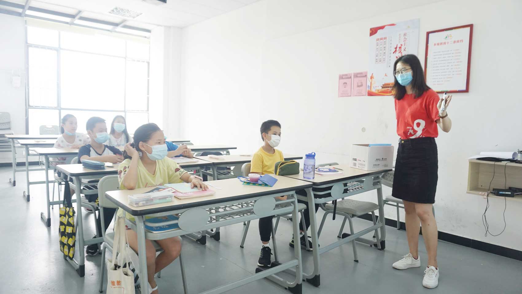 老师在和学生讲课